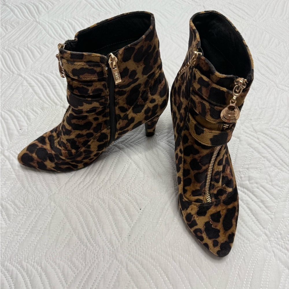 Idifu Women’s Faux Leopard Fur Ankle Heel Boots. Size 8